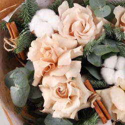 zimnij buket s nezhnymi rozami i elkoj 7